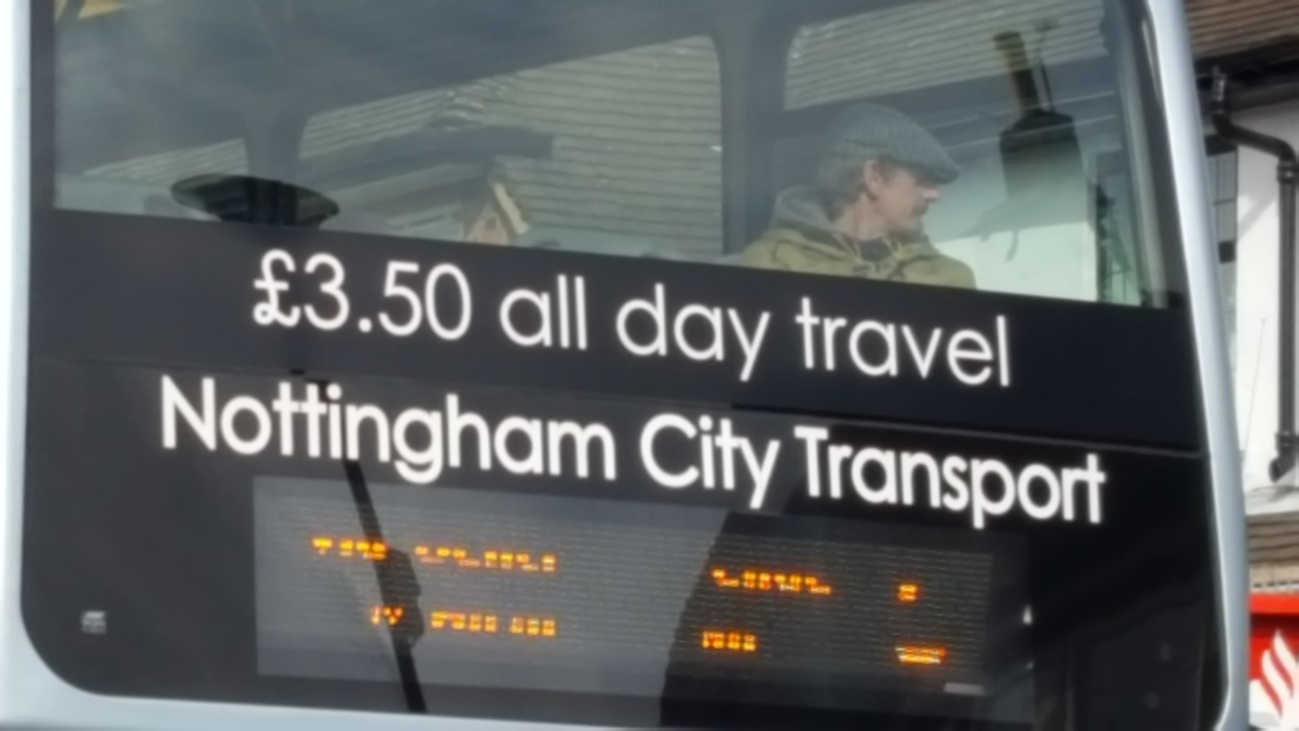 O valor do transporte é informado no painel do ônibus.
