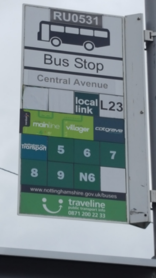 Há sinalização nas placas e eletrônica.